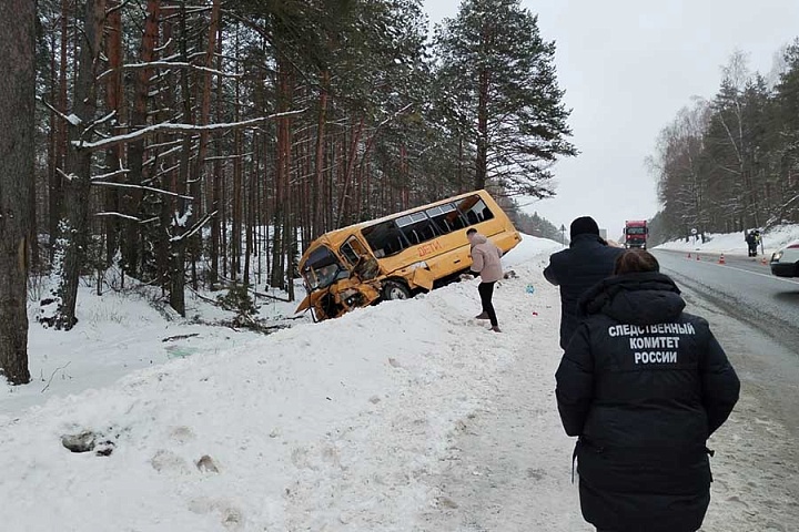 В Псковской области произошло ДТП, в результате которого тринадцатеро детей получили травмы