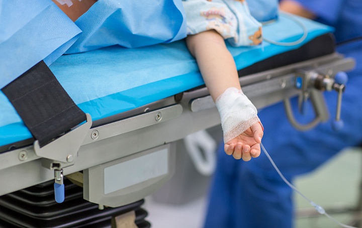 В результате удаления зуба в частной клинике, ребенок оказался в коме