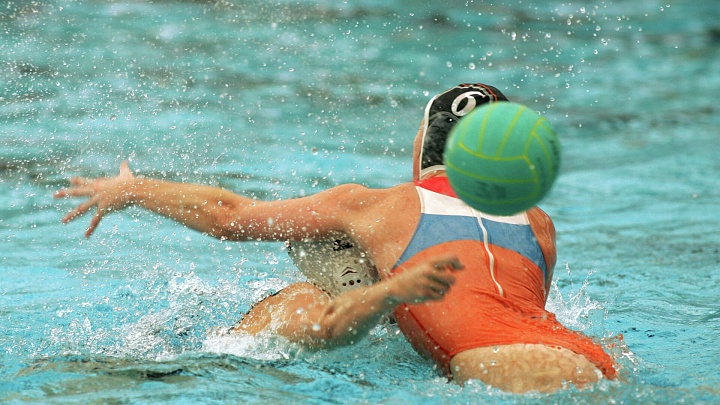 Сборная России обыграла Бразилию в первом матче после возвращения на КМ