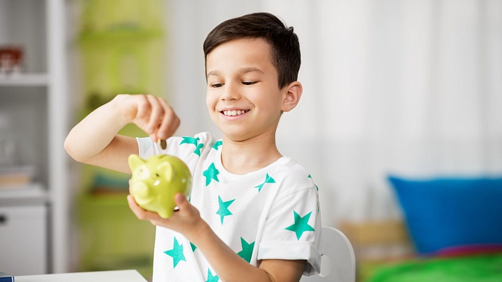 Эксперт рассказал, как накопить средства к 18-летию ребенка