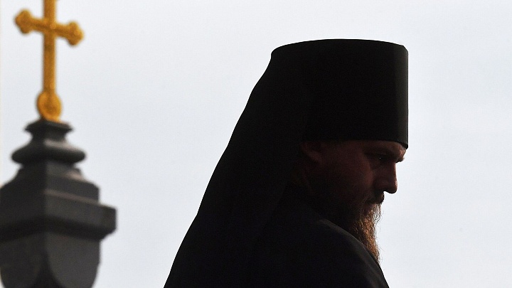 Священник объяснил, почему духовенство ходит в черном