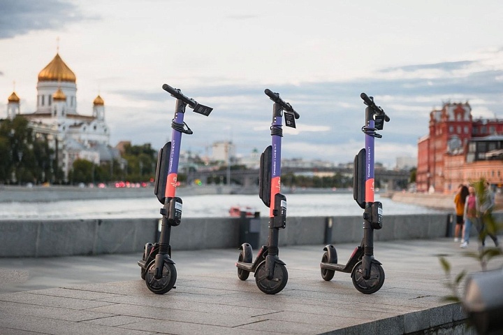 Кикшеринговые компании в Москве начали устанавливать самокаты с увеличенными номерами для повышения безопасности на дорогах