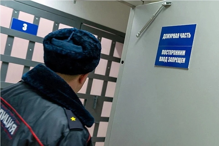 Женщина украла часы за миллион рублей из бара в Москве