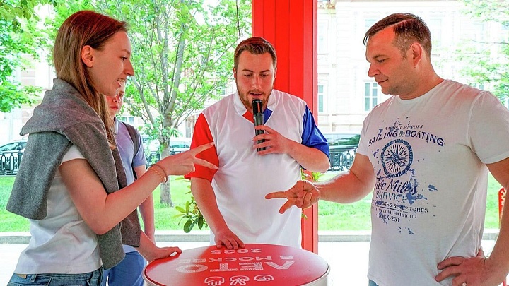 В Москве проходит чемпионат по игре "Камень, ножницы, бумага"