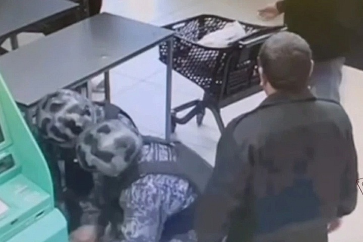 На северо-востоке Москвы: покупатель напал на охранника ножом